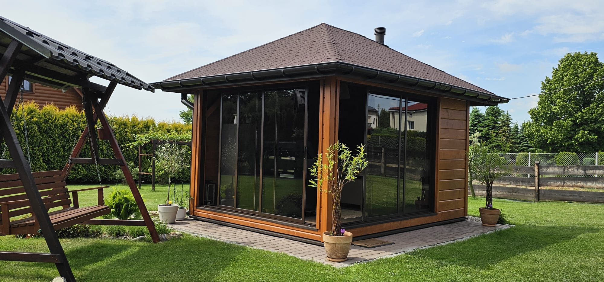 Mała architektura – całoroczny domek wielofunkcyjny.